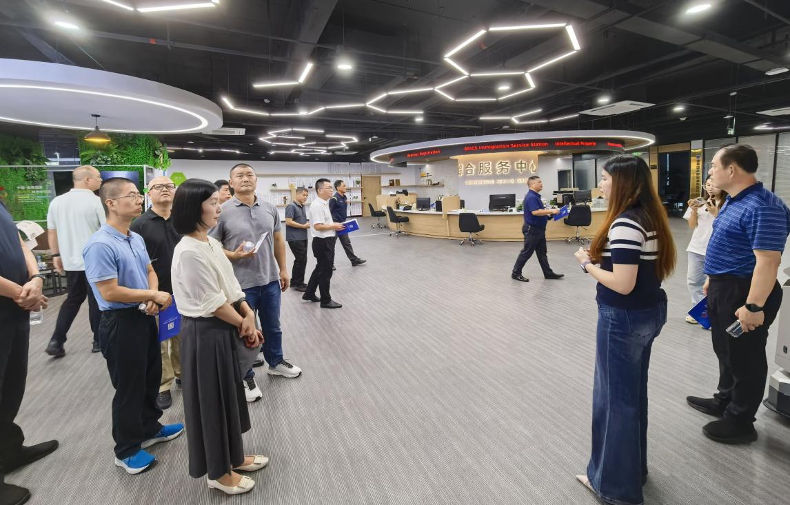 在中国－金砖国家新时代科创孵化园综合服务中心调研学习。